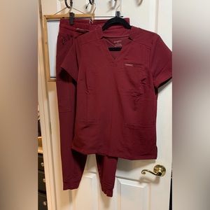 Jaanuu jogger scrub set Burgandy color size small. EUC
